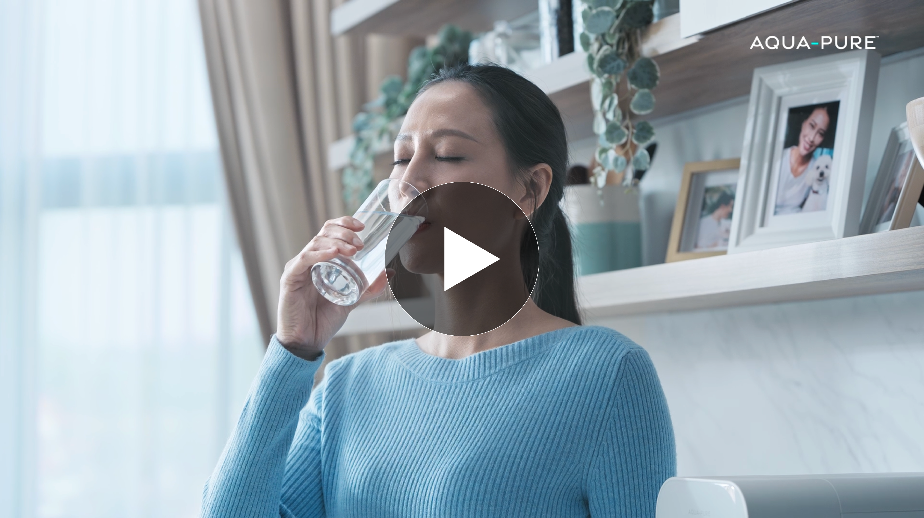 Người phụ nữ thưởng thức một ly nước sạch