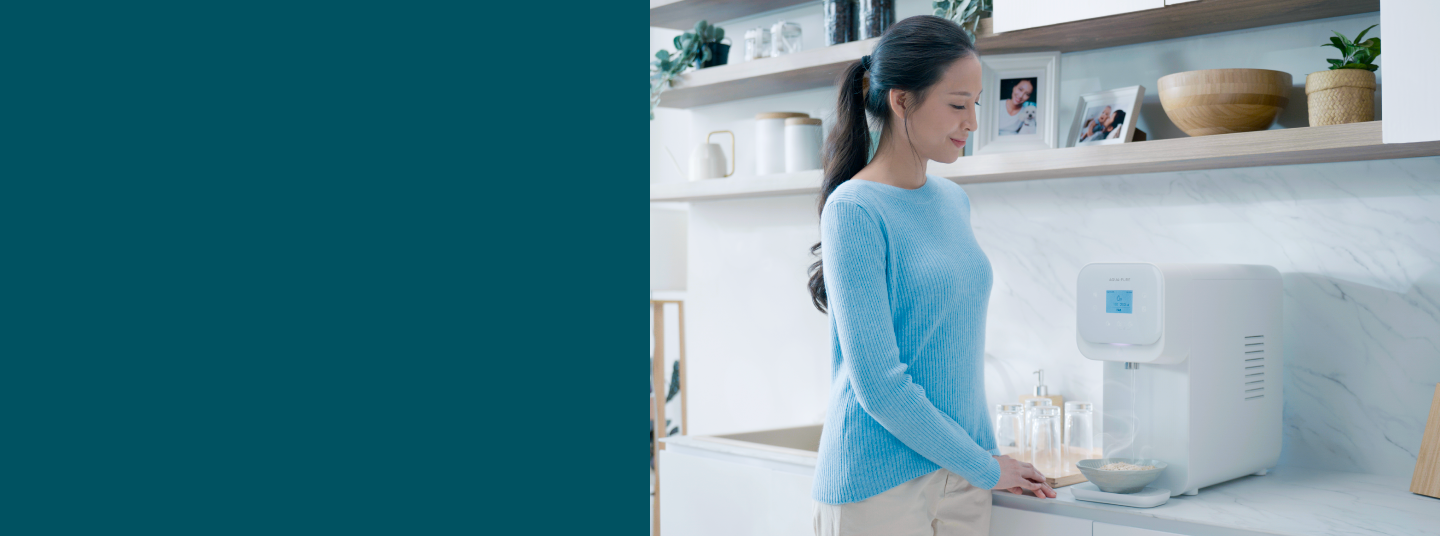 Người phụ nữ thưởng thức một ly nước sạch